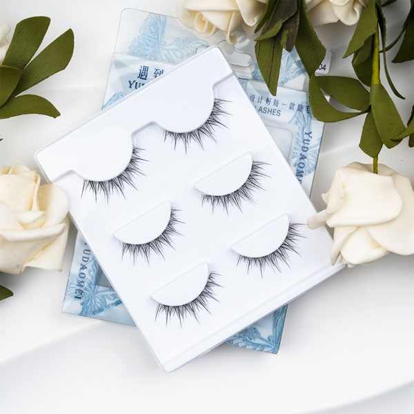 An Féach Anime Foirfe a bhaint amach le Clear Band Manga Lashes